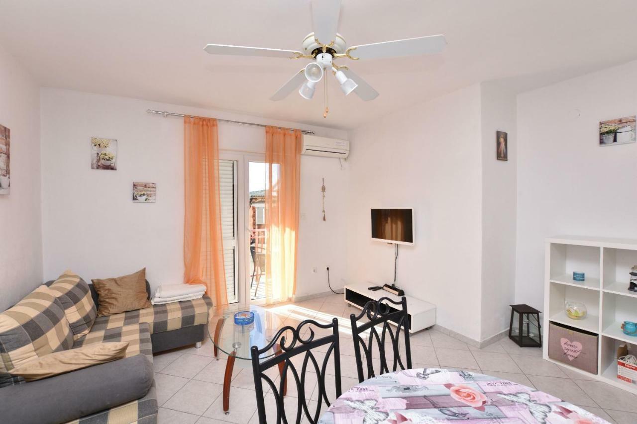 Apartments And Room Kiko Primosten Exterior photo