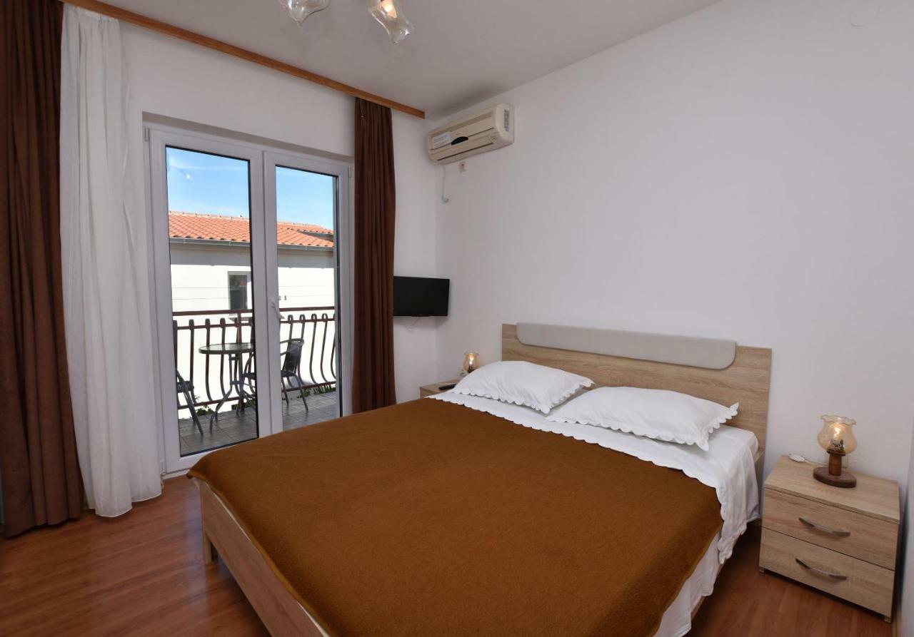 Apartments And Room Kiko Primosten Exterior photo